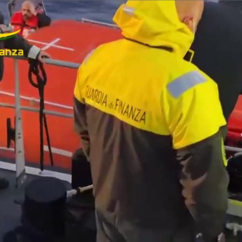 GUARDIA DI FINANZA.  Incendio di un traghetto presso Corfù. Unità navali del Corpo traggono in salvo 243 persone. In salvo anche gli altri passeggeri e i componenti l’equipaggio.￼