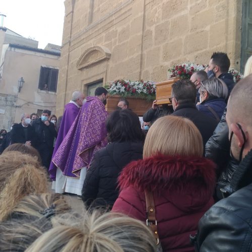 PIETRAPERZIA. Celebrati alla madrice i funerali di Vincenza Fontanella e di Concetta Mancuso.