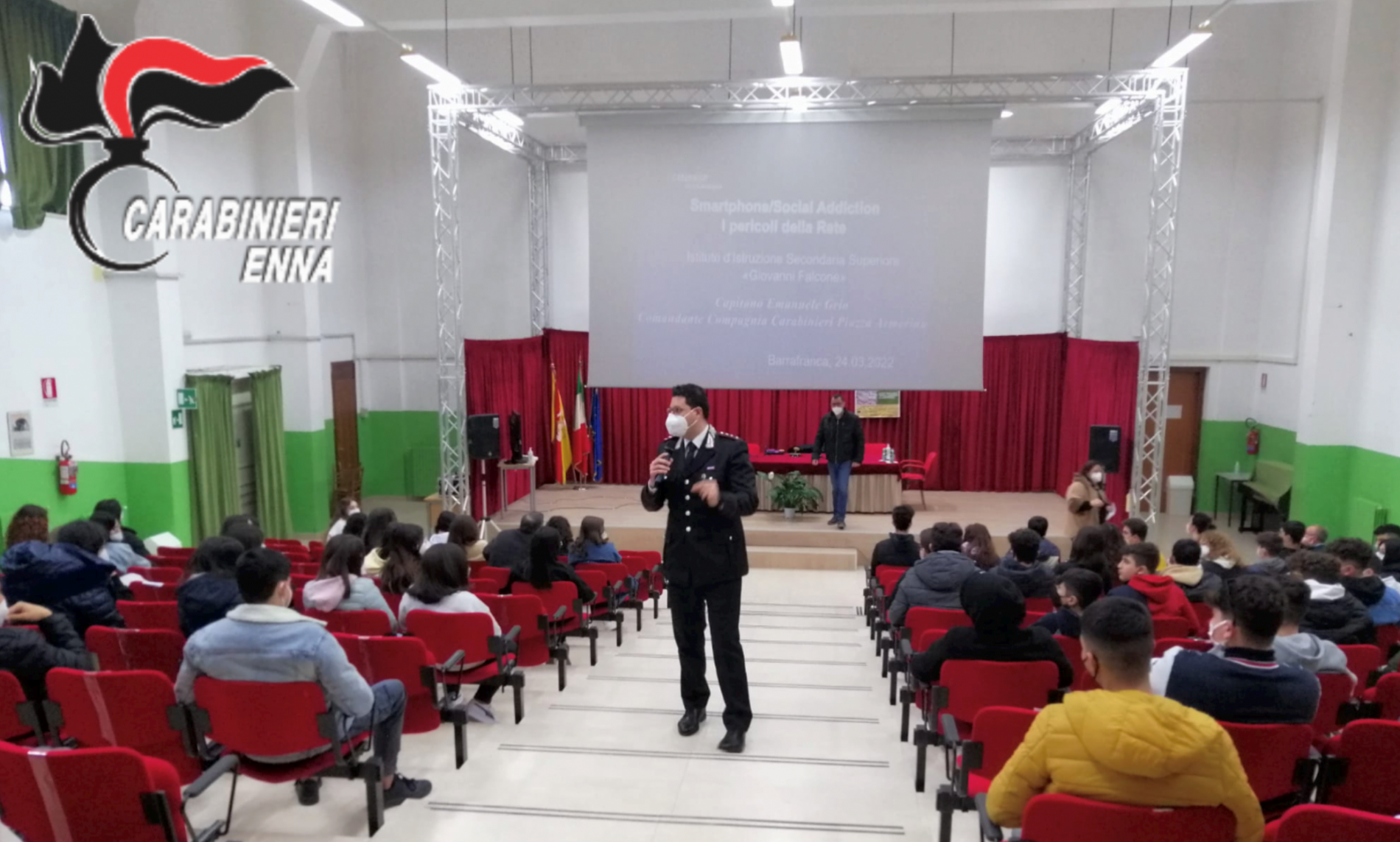 I Carabinieri incontrano gli studenti dell’Istituto Statale d’Istruzione Secondaria Superiore “Giovanni Falcone” di Barrafranca ed i giovani dell’Istituto Comprensivo “V. Guarnaccia” di Pietraperzia.