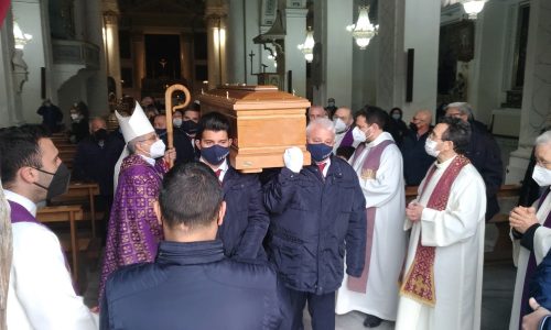 PIETRAPERZIA. La chiesa Madre affollata per i funerali di Don Giuseppe Carà.