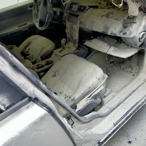 PIETRAPERZIA. Auto gravemente danneggiata da un incendio mentre è in marcia.