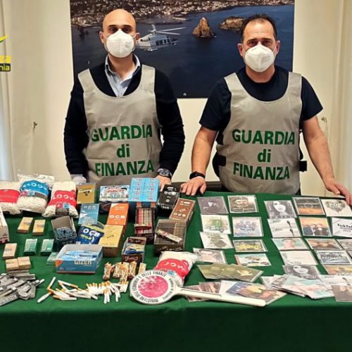 GDF CATANIA. Sequestrati oltre 600 mila articoli tra CD e DVD privi del marchio SIAE e prodotti da fumo venduti in assenza di autorizzazione. Denunciato un responsabile.