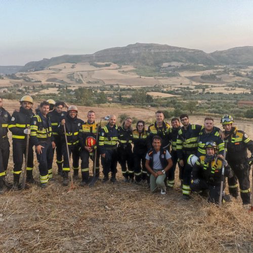 PIETRAPERZIA. Vasti incendi nelle campagne attorno al paese. Per domare le fiamme impegnati numerosi uomini e mezzi.
