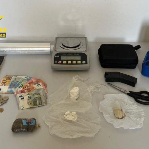 GDF SIRACUSA. La Guardia Di Finanza scova uno spaccio di sostanze stupefacenti presso le case popolari. arrestato un pusher.