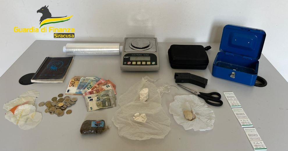FOTO N° 106 = GdF Siracusa = Sequestrata droga alle case popolari