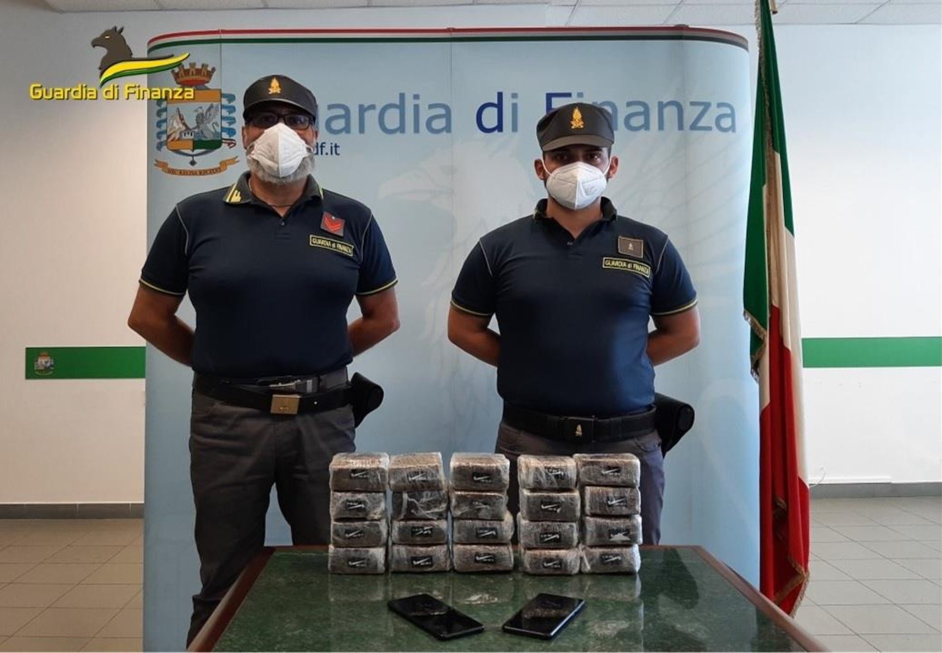 GDF PALERMO.  Sequestrati  10  kg di  hashish i n  provincia  di Palermo.  Arrestati  2  corrieri. Uno dei due percepiva il reddito di cittadinanza