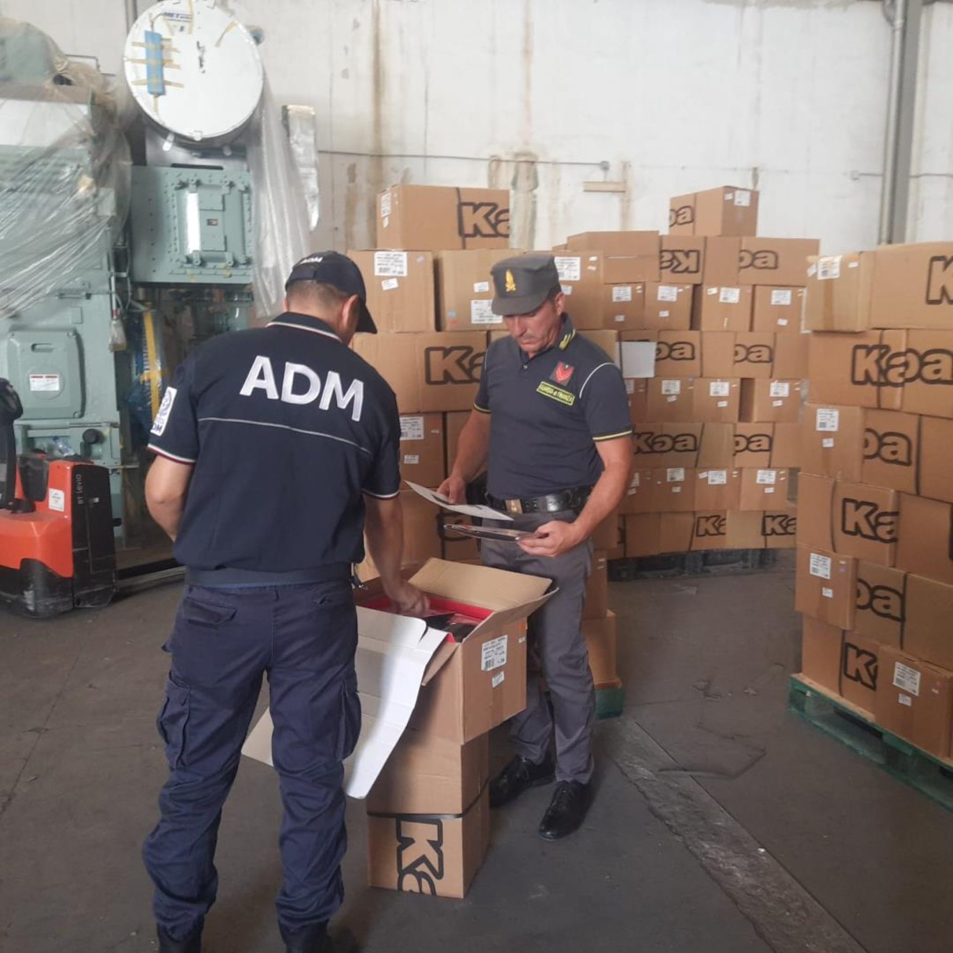 GDF PALERMO. Porto Di Palermo, Operazione “Fuori Moda”: sequestrati oltre 41 mila capi d’abbigliamento in contrabbando.