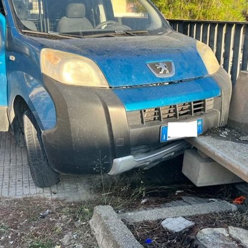 PIETRAPERZIA. Colto da malore, perde il controllo della sua macchina e si schianta contro una panchina in muratura.