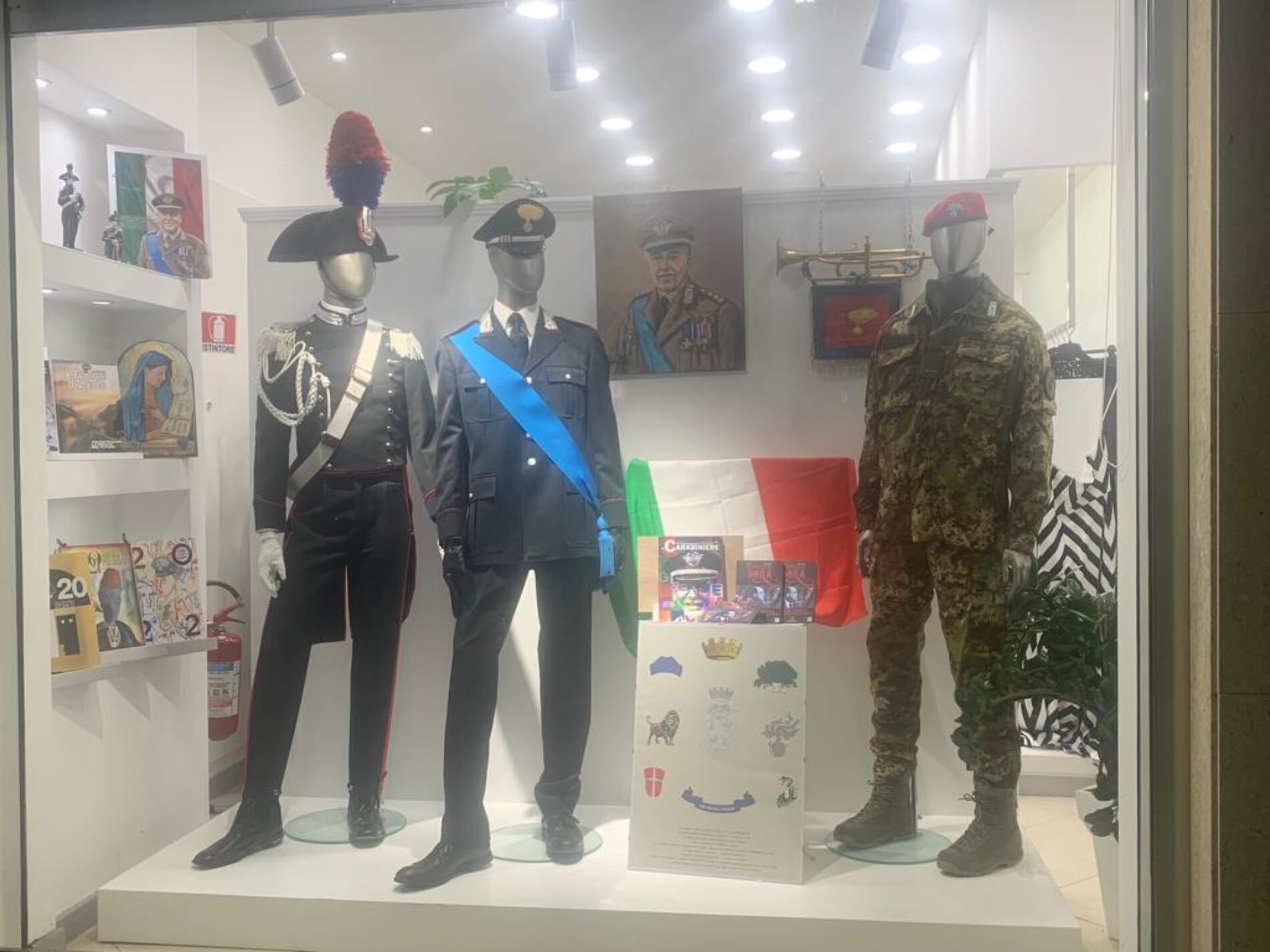 FESTA DELLE FORZE ARMATE – LE DIVISE DEI CARABINIERI NELLE VETRINE DEI NEGOZI