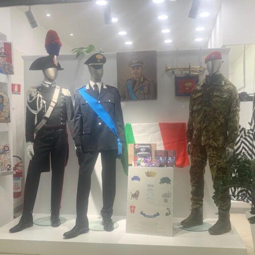 FESTA DELLE FORZE ARMATE – LE DIVISE DEI CARABINIERI NELLE VETRINE DEI NEGOZI