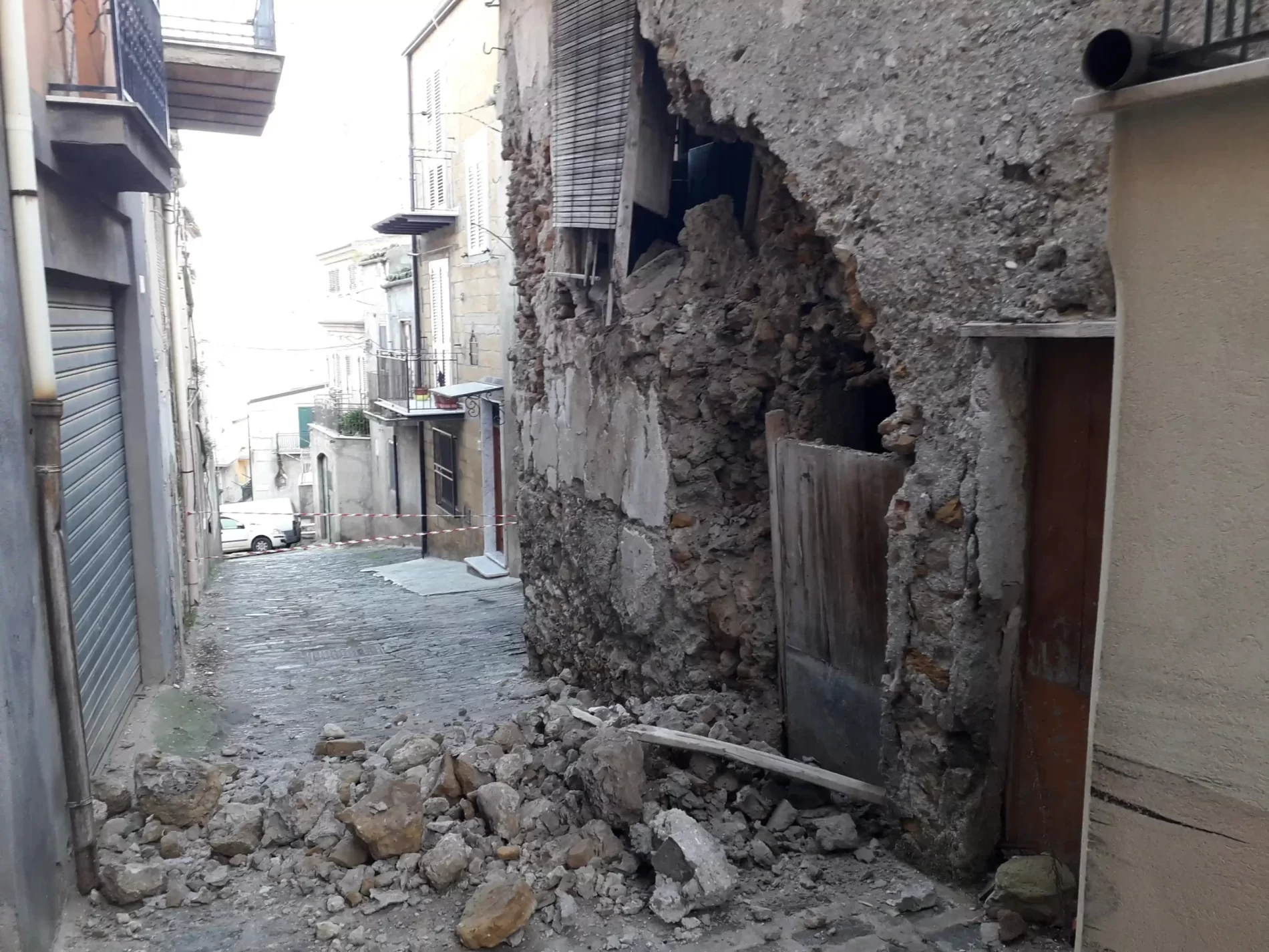 PIETRAPERZIA. Crollata un’ampia porzione della facciata di una casa di via Riva.