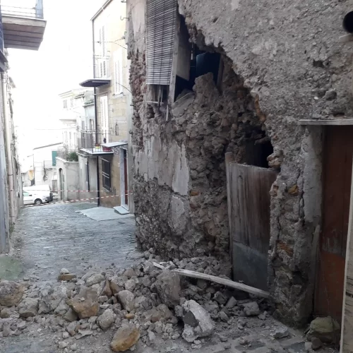 PIETRAPERZIA. Crollata un’ampia porzione della facciata di una casa di via Riva.