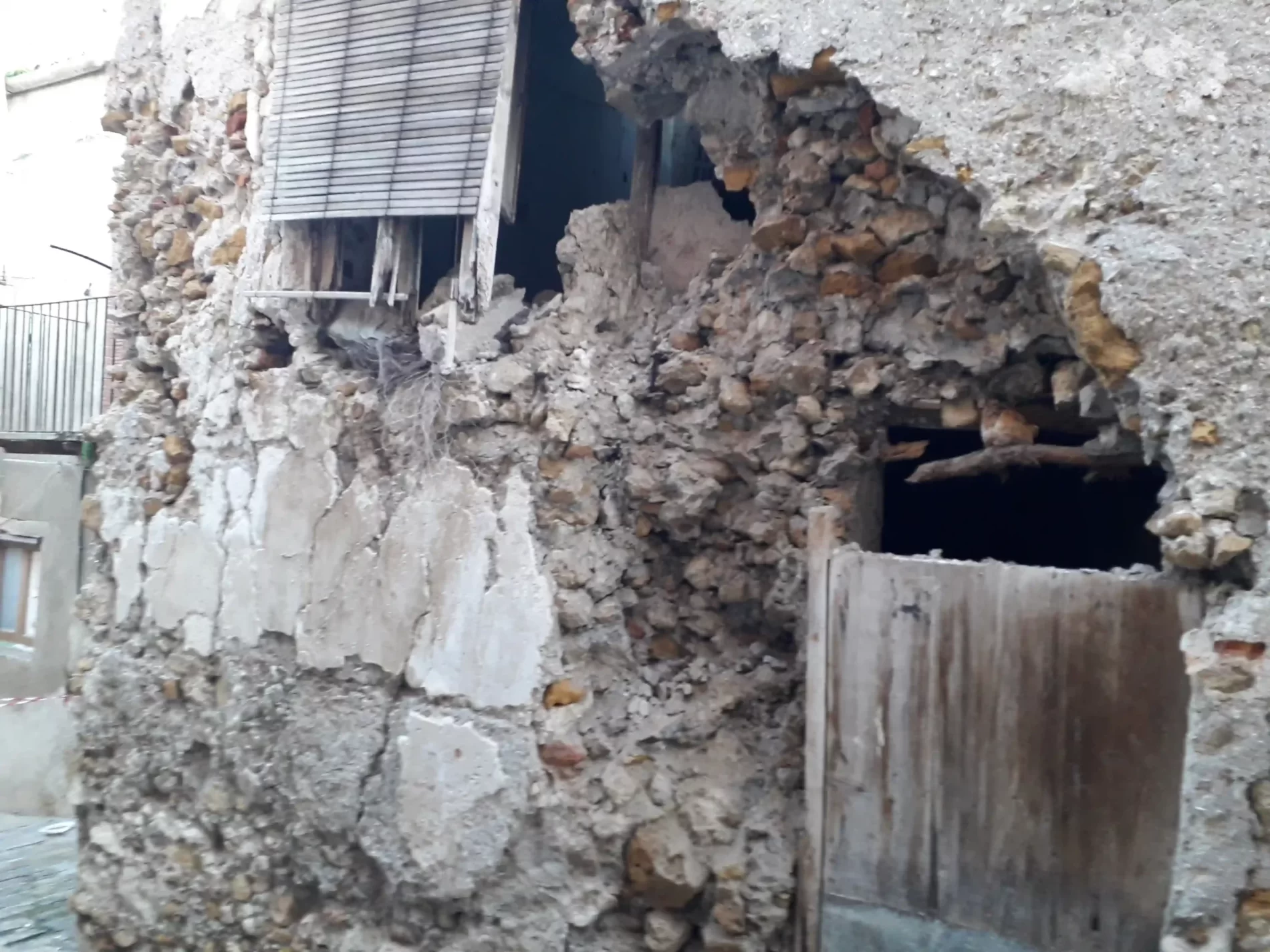 PIETRAPERZIA. Crollata un’ampia porzione della facciata di una casa di via Riva.