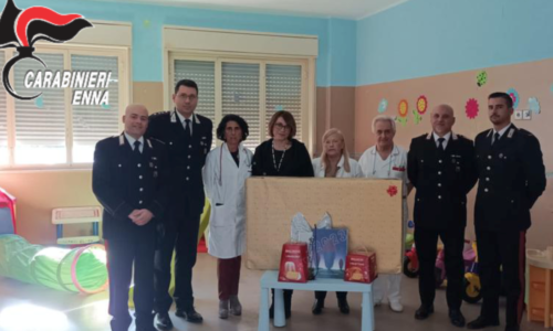 PIAZZA ARMERINA. I Carabinieri regalano un sorriso ai bambini ricoverati presso il reparto Pediatria dell’Ospedale Michele Chiello