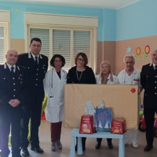PIAZZA ARMERINA. I Carabinieri regalano un sorriso ai bambini ricoverati presso il reparto Pediatria dell’Ospedale Michele Chiello