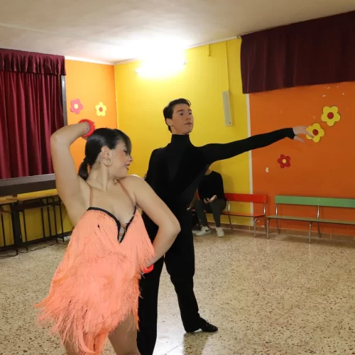 PIETRAPERZIA. Notevole bravura dei ballerini, del mago e del chitarrista alla serata “Balli e Magia”.