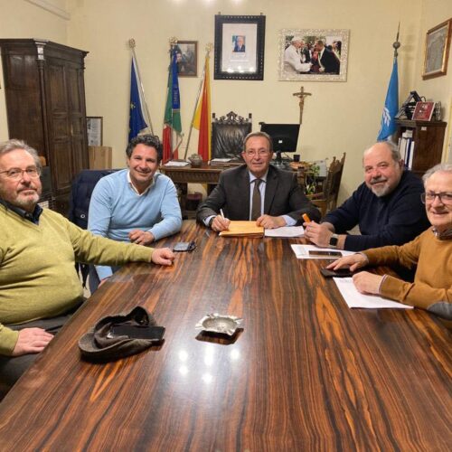 PIETRAPERZIA. Incontro degli amministratori dei Comuni di Pietraperzia, Villarosa e Santa Caterina Villarmosa.