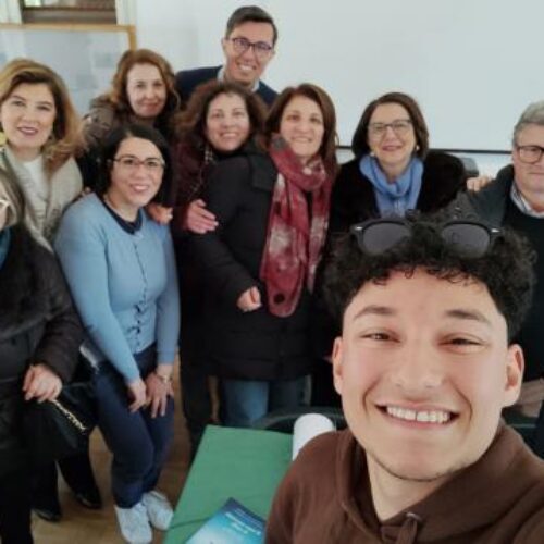 BARRAFRANCA. Alunni e docenti del comprensivo “Don Bosco” – plesso “Don Milani” – incontrano Remon Karam, protagonista del libro “Il mare nasconde le stelle”.