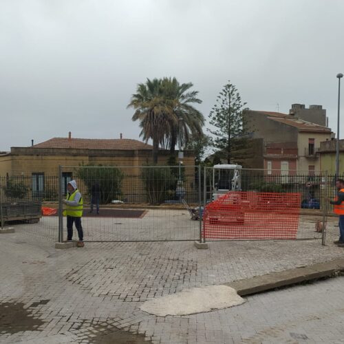 RACALMUTO. Iniziati i lavori per la realizzazione di un parco giochi all’istituto scolastico “Macaluso”. L’iniziativa è dell’Iseda che gestisce il servizio di igiene urbana in città.