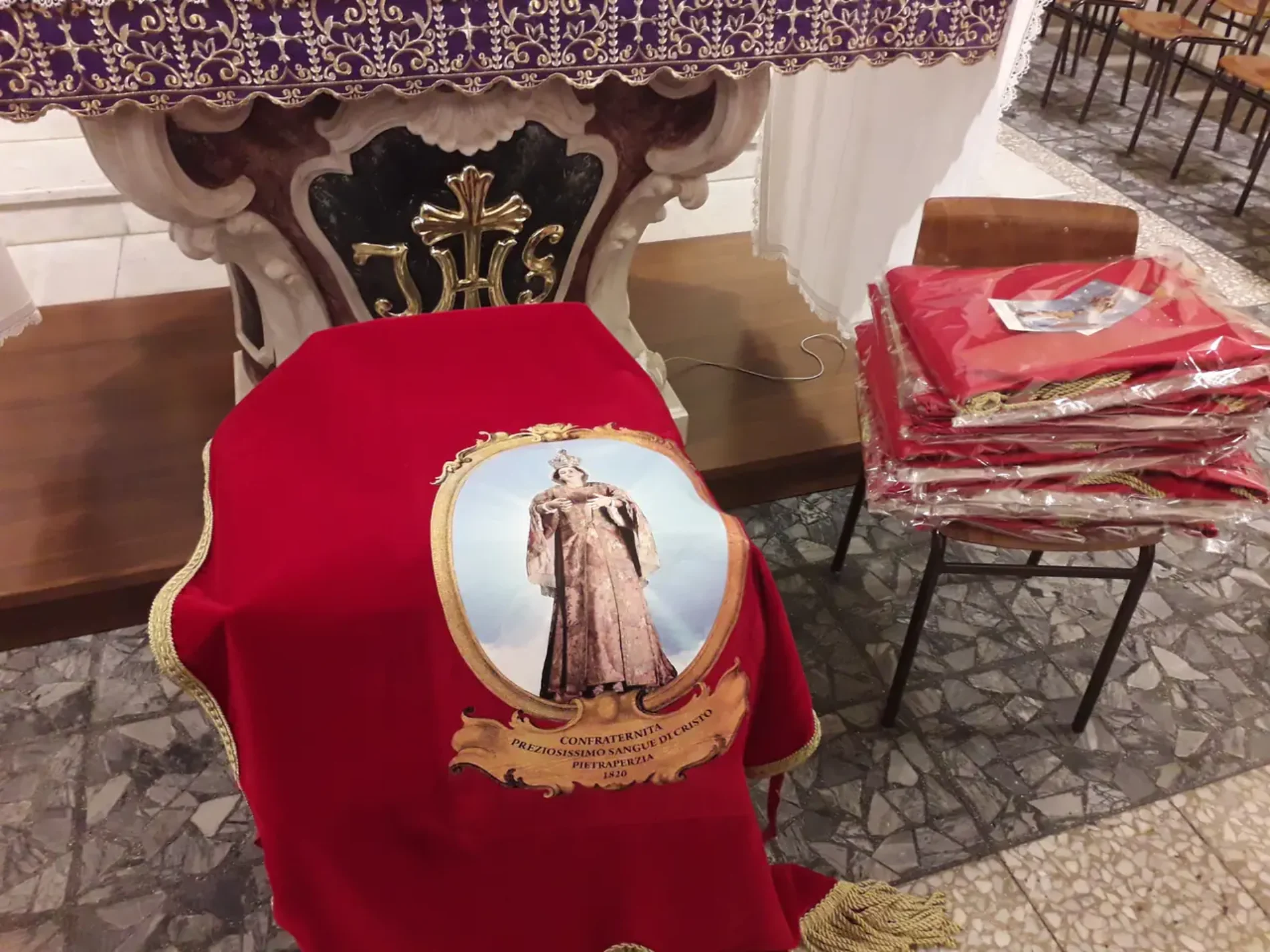 PIETRAPERZIA. Benedetti e distribuiti ai fedeli 23 drappi con il Cristo Risorto e la Madonna.
