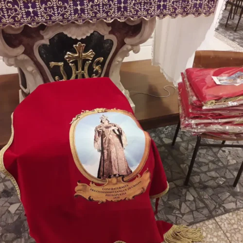 PIETRAPERZIA. Benedetti e distribuiti ai fedeli 23 drappi con il Cristo Risorto e la Madonna.