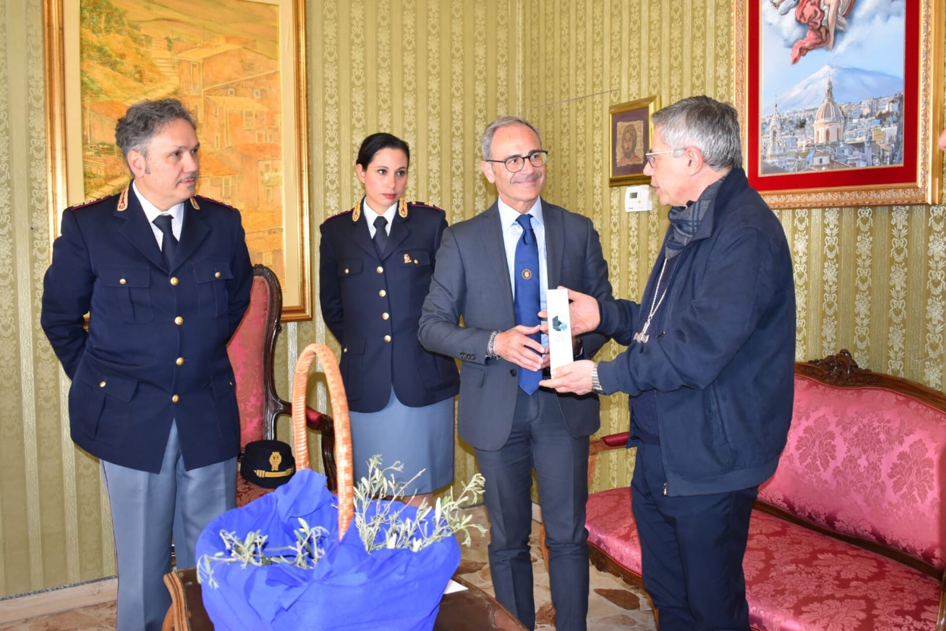 LA POLIZIA DI STATO DI ENNA CONSEGNA L’OLIO PRODOTTO DALL’ASSOCIAZIONE “QUARTO SAVONA 15”