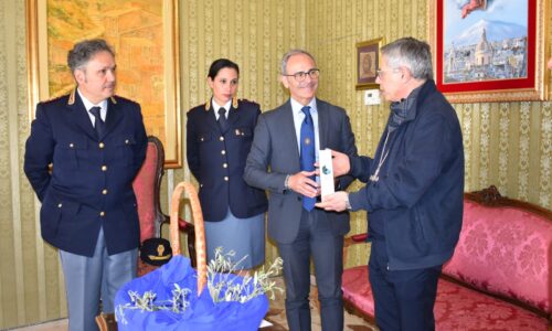 LA POLIZIA DI STATO DI ENNA CONSEGNA L’OLIO PRODOTTO DALL’ASSOCIAZIONE “QUARTO SAVONA 15”