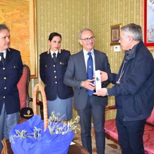 LA POLIZIA DI STATO DI ENNA CONSEGNA L’OLIO PRODOTTO DALL’ASSOCIAZIONE “QUARTO SAVONA 15”