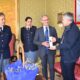 LA POLIZIA DI STATO DI ENNA CONSEGNA L’OLIO PRODOTTO DALL’ASSOCIAZIONE “QUARTO SAVONA 15”