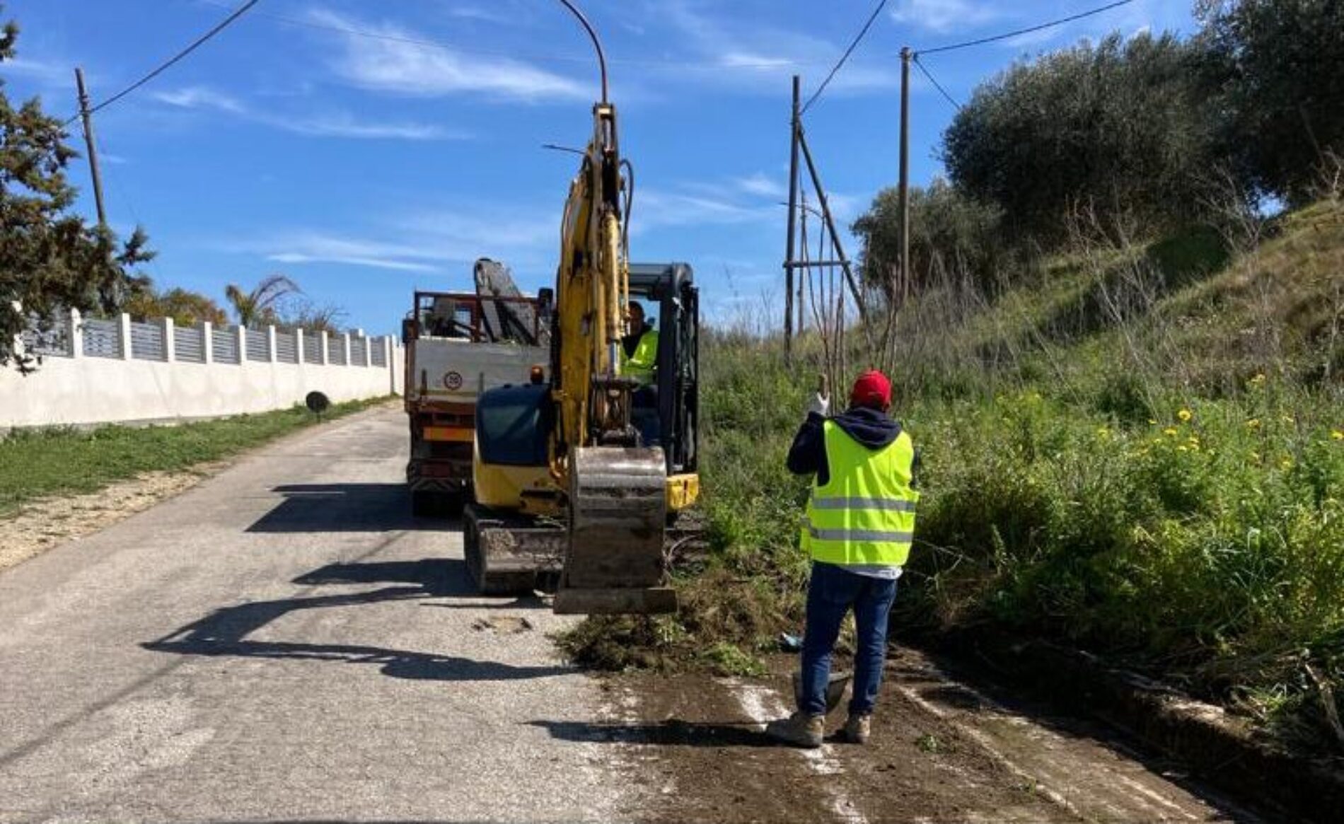 PIETRAPERZIA. Cominciati i lavori nella strada Verso il santuario “Madonna della Cava”.