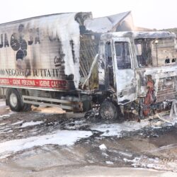 PIETRAPERZIA. Un camion di “Acqua e Sapone” gravemente danneggiato da un incendio. In salvo l’autista.
