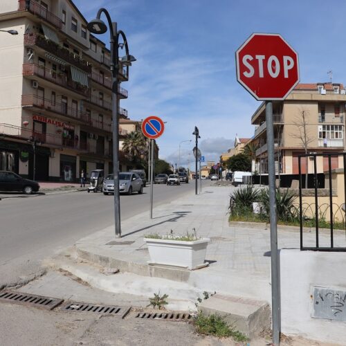 PIETRAPERZIA. “Difetti” vari nella piazzetta di viale Marconi riaperta lo scorso 15 marzo, dopo circa un mese dalla conclusione dei lavori.