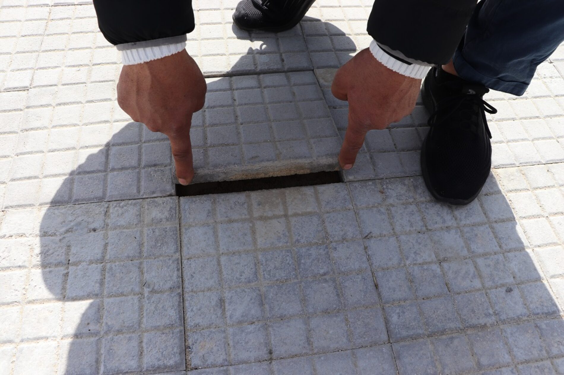 PIETRAPERZIA. “Difetti” vari nella piazzetta di viale Marconi riaperta lo scorso 15 marzo, dopo circa un mese dalla conclusione dei lavori.