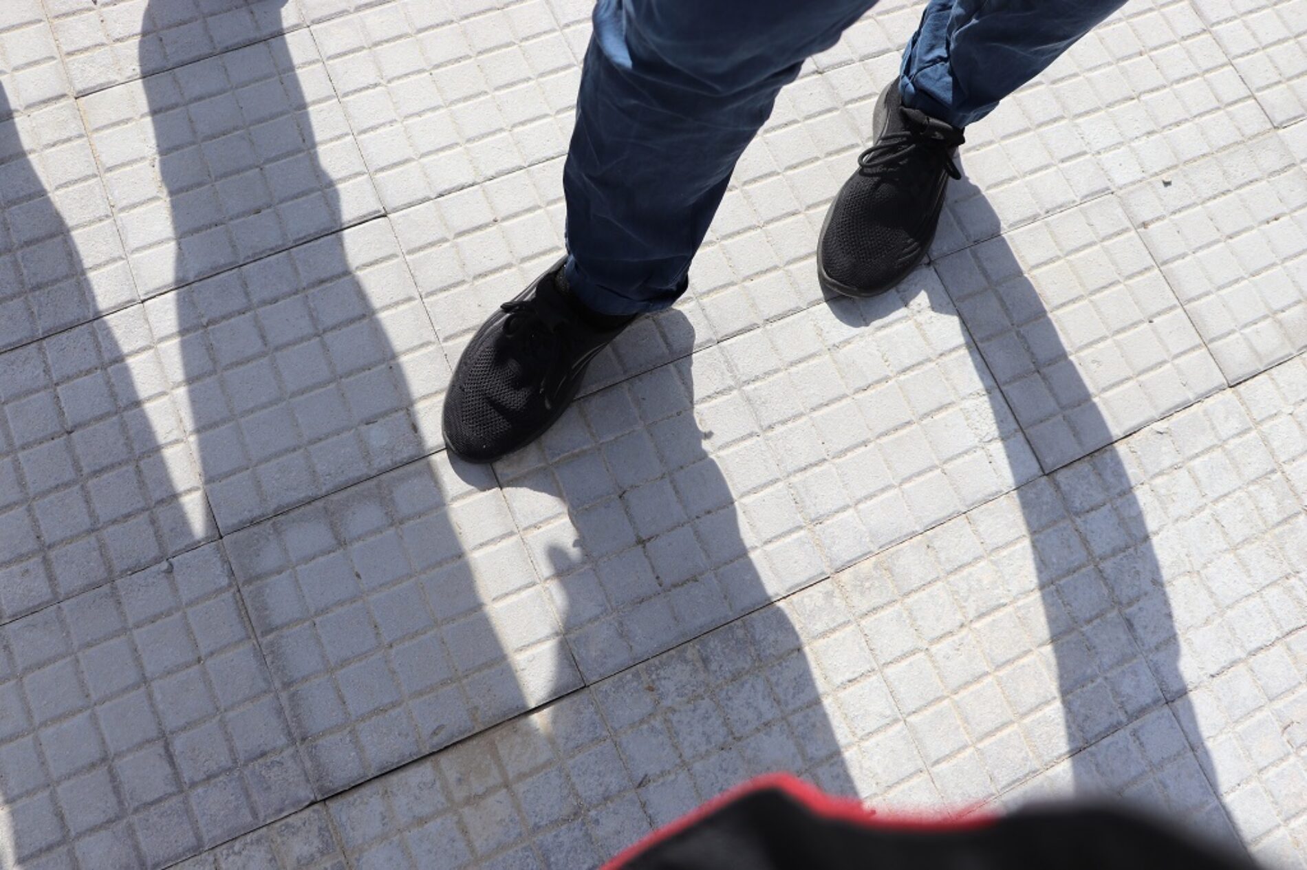 PIETRAPERZIA. “Difetti” vari nella piazzetta di viale Marconi riaperta lo scorso 15 marzo, dopo circa un mese dalla conclusione dei lavori.