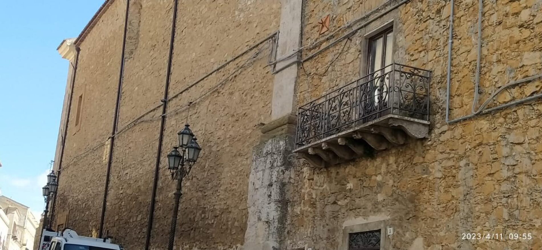 PIETRAPERZIA. Cominciati i lavori di interramento dei cavi della luce in piazza Vittorio Emanuele e in parte  di via Stefano Di Blasi.