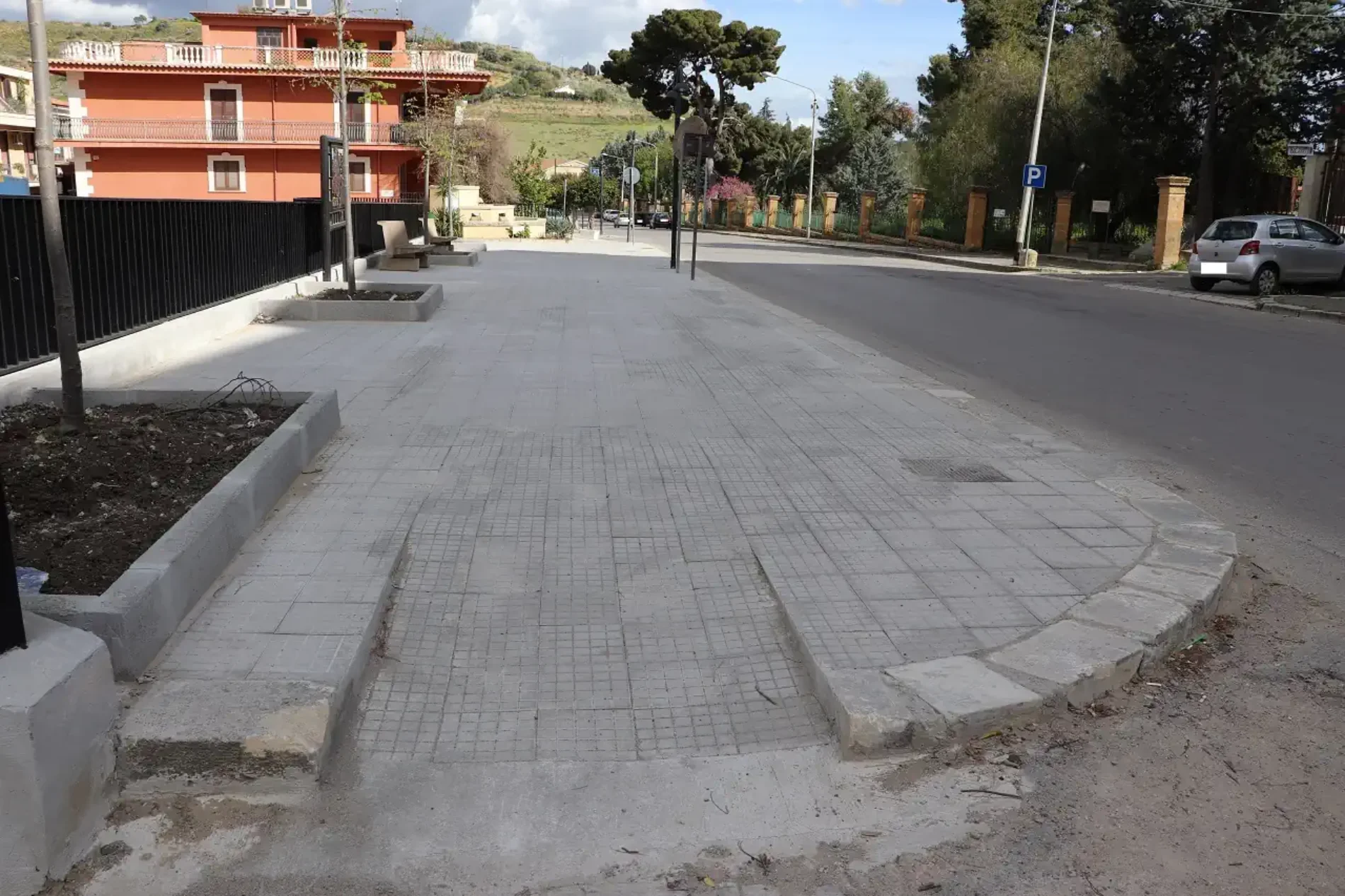 PIETRAPERZIA. Riparate le piccole “imperfezioni” della piazzetta di viale Marconi.