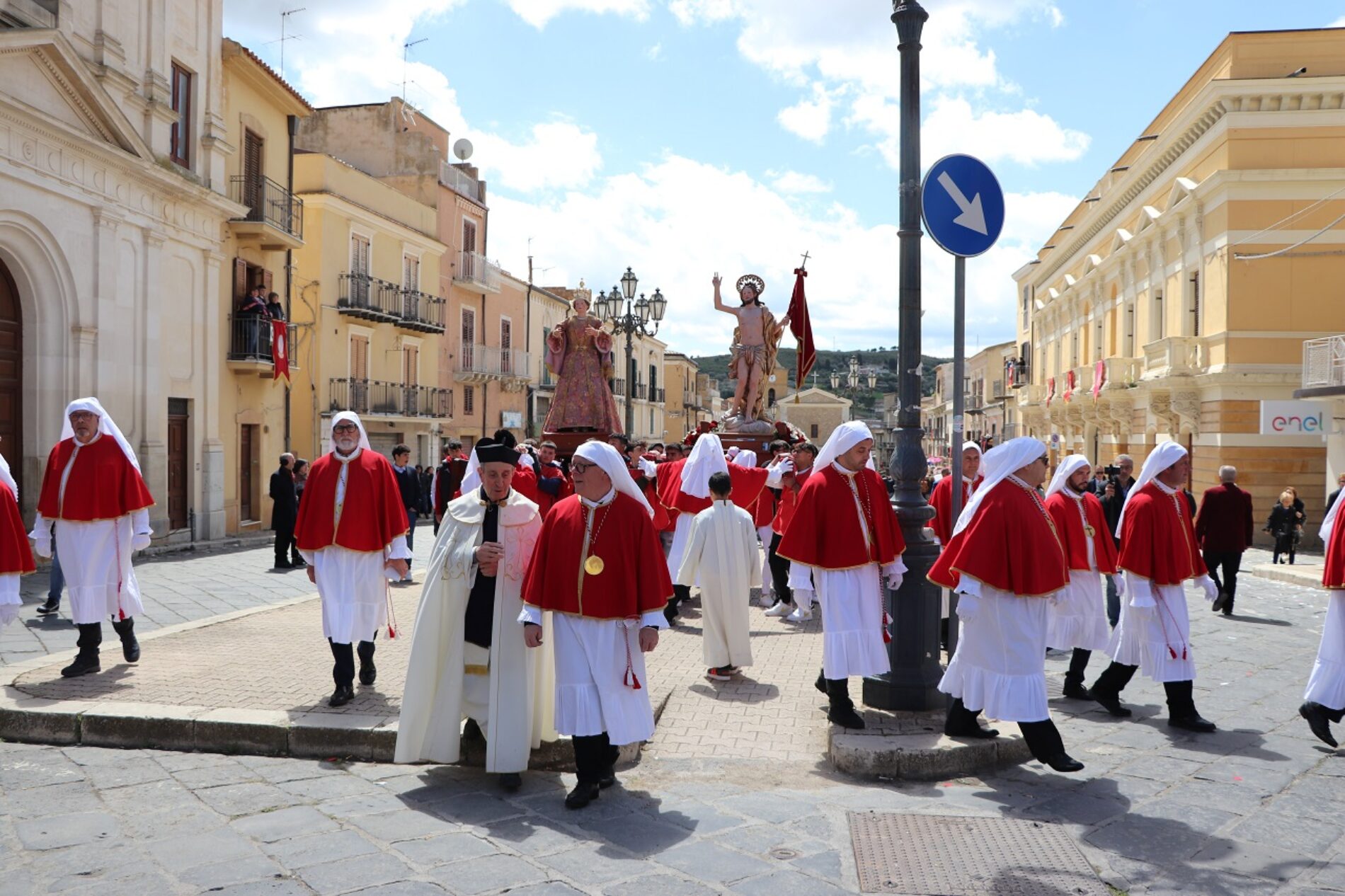 PIETRAPERZIA. Molte persone in Piazza Vittorio Emanuele per la festa di “L’Ancuntru” tra la Madonna e il Cristo Risorto.