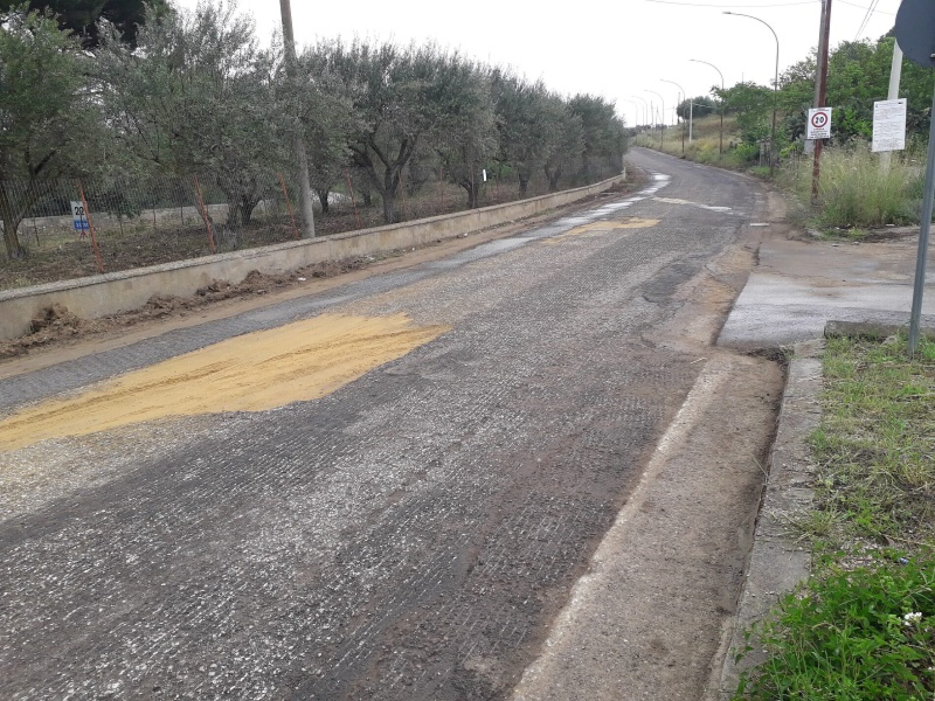 PIETRAPERZIA. Scarificato il manto di asfalto nella strada verso il santuario “Madonna della Cava”.