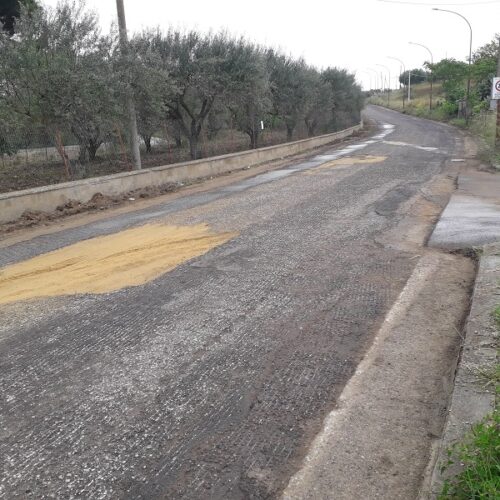 PIETRAPERZIA. Scarificato il manto di asfalto nella strada verso il santuario “Madonna della Cava”.