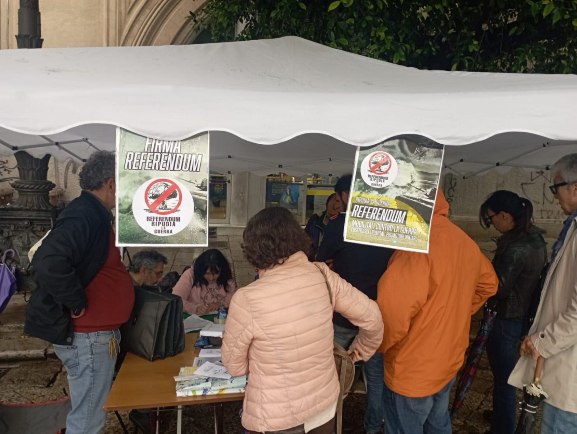 Procede spedita la raccolta firme per i referendum su pace e sanità