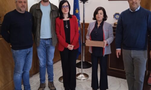 Confartigianato Enna, donato manufatto ligneo al Prefetto S.E. Maria Carolina Ippolito