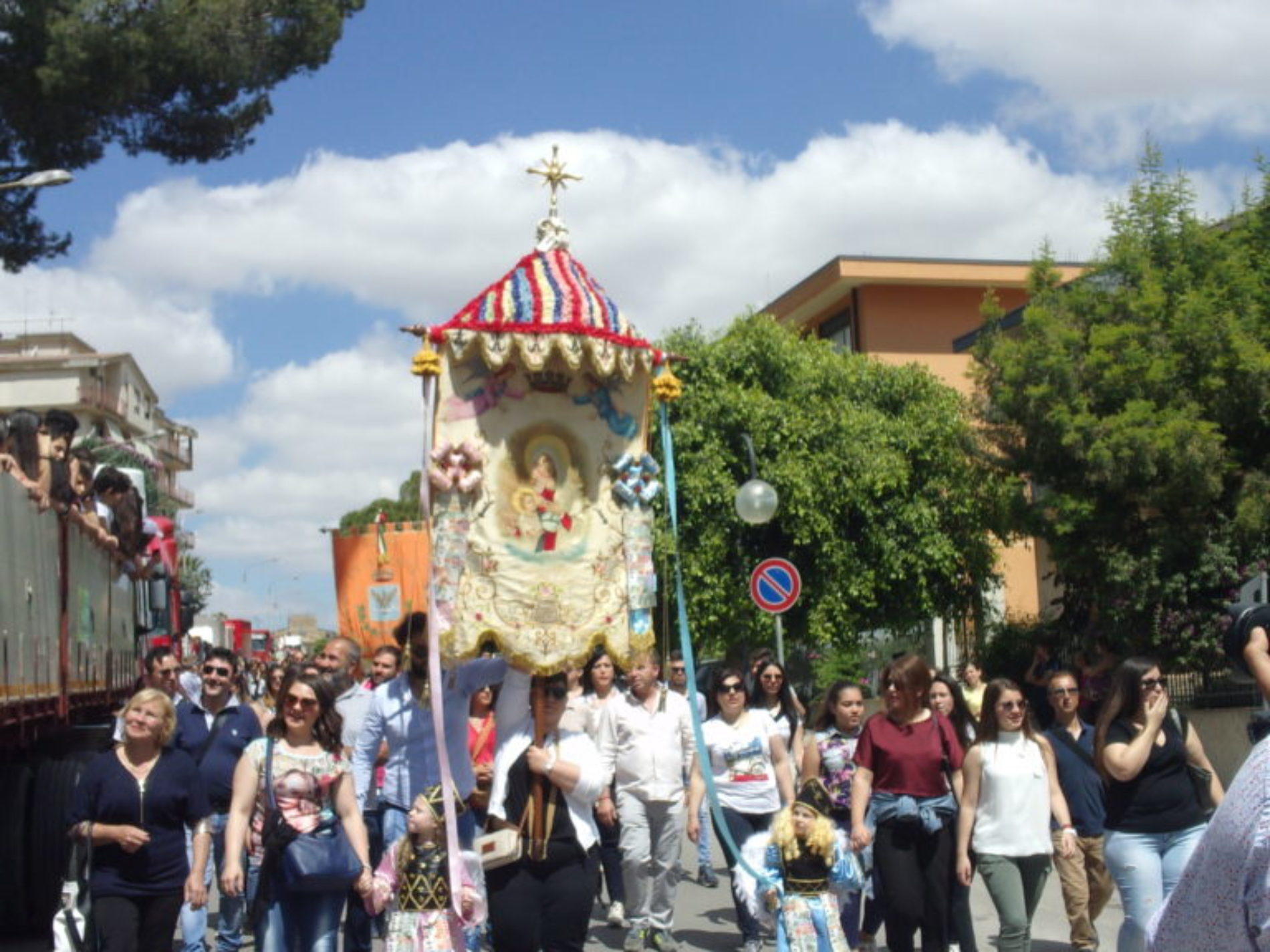 PIETRAPERZIA. Comincia venerdì 12 maggio la tre giorni di festeggiamenti per il “Sabato dei Camionisti” 2023 in onore di “Maria Santissima della Cava”.