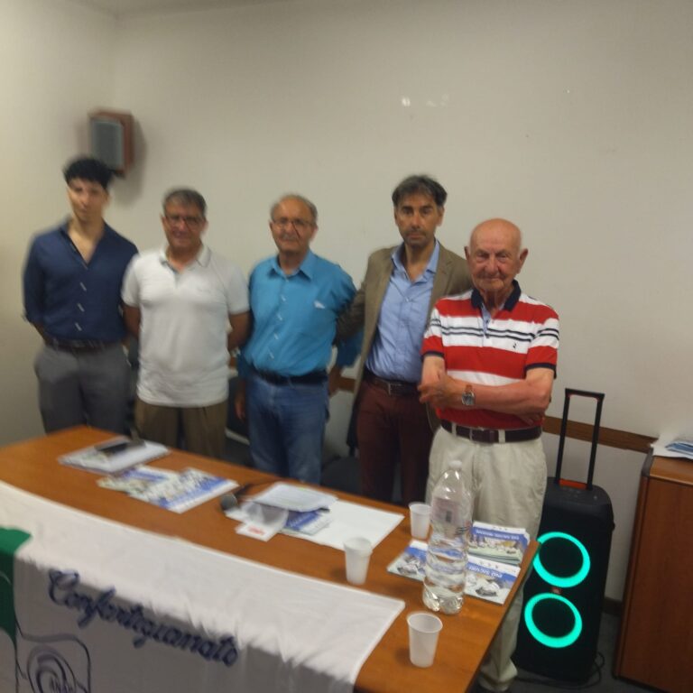 Venerdì 19 giugno 2026 si è tenuto a Centuripe il sesto incontro provinciale della campagna nazionale contro le truffe agli anziani "Più Sicuri Insieme" promossa dall’Associazione Nazionale Artigiani e Pensionati di Confartigianato in collaborazione con le forze dell’ordine e il Ministero dell’Interno. Il dibattito si è svolto nei locali del centro Pier Giorgio Frassati di vico Bellini. A presiedere l’incontro, Enzo Mantegna, in qualità di Presidente provinciale di ANAP Confartigianato. Fra gli intervenuti, il referente locale dell’Associazione Antonio Castiglione, il Consigliere Comunale di Centuripe, Nicola Romano, il Professore Salvatore Li Mura docente in pensione di storia e filosofia, e l’agente di polizia Locale Alessandro Dal Cin. L’iniziativa “PIU’ SICURI INSIEME” nasce per tutelare anziani, fragili e persone vulnerabili dal rischio truffe e raggiri. Interessante i temi affrontati dal Presidente ANAP, Enzo Mantegna, che ha informato i presenti sui rischi a cui sono esposti i soggetti in terza età. Si è parlato di frode informatica, di borseggi, di truffe aggravate, di circonvenzione di incapaci e persino delle nuove direttive previste a sostegno degli over sessantacinque dalla nuova legge varata in materia di sicurezza. Normativa che prevede pene severe nelle ipotesi di illeciti commessi a danno degli anziani, con l’applicazione di pene detentive fino a 6 anni, facilità di applicazione di misure cautelative, e l’arresto in flagranza. Confartigianato Imprese Enna da tanti anni è presente nel territorio a promuovere battaglie di civiltà e iniziative utili al rilancio delle realtà centuripina, a salvaguardia della crescita economica, e dello sviluppo sostenibile.