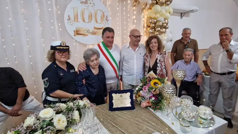 Nonna Stella festeggia i 100 anni a Barrafranca, circondata da famiglia e amici in un evento ricco di emozioni