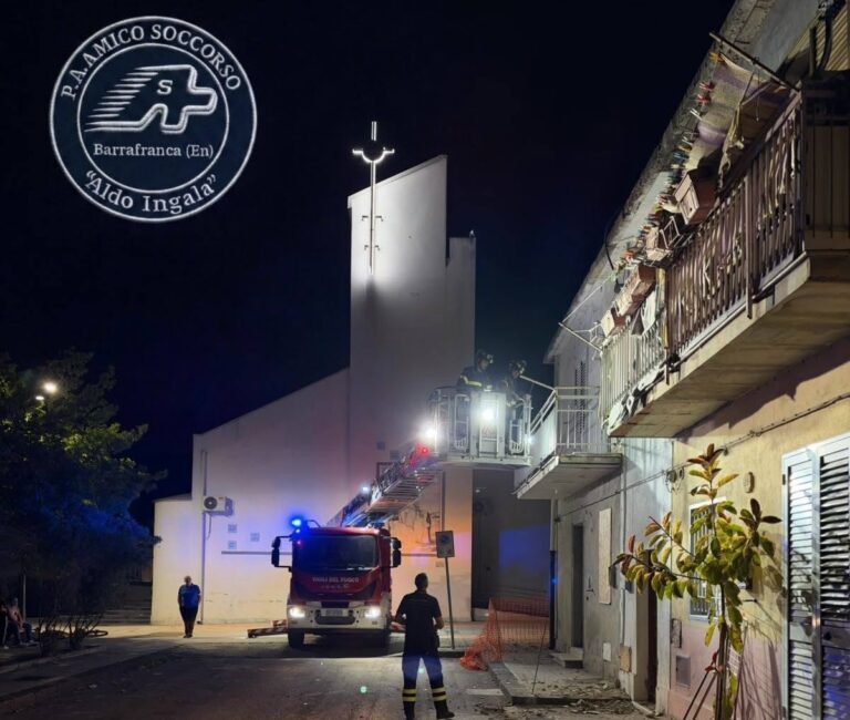Caduta calcinacci da un cornicione delle palazzine popolari in via Maiella
